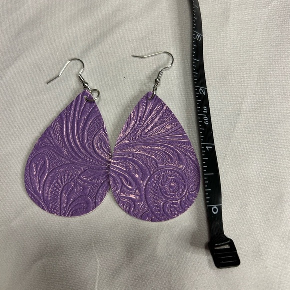 NWT Purple Teardrop Leather Earrings Lightweight - Picture 2 of 3